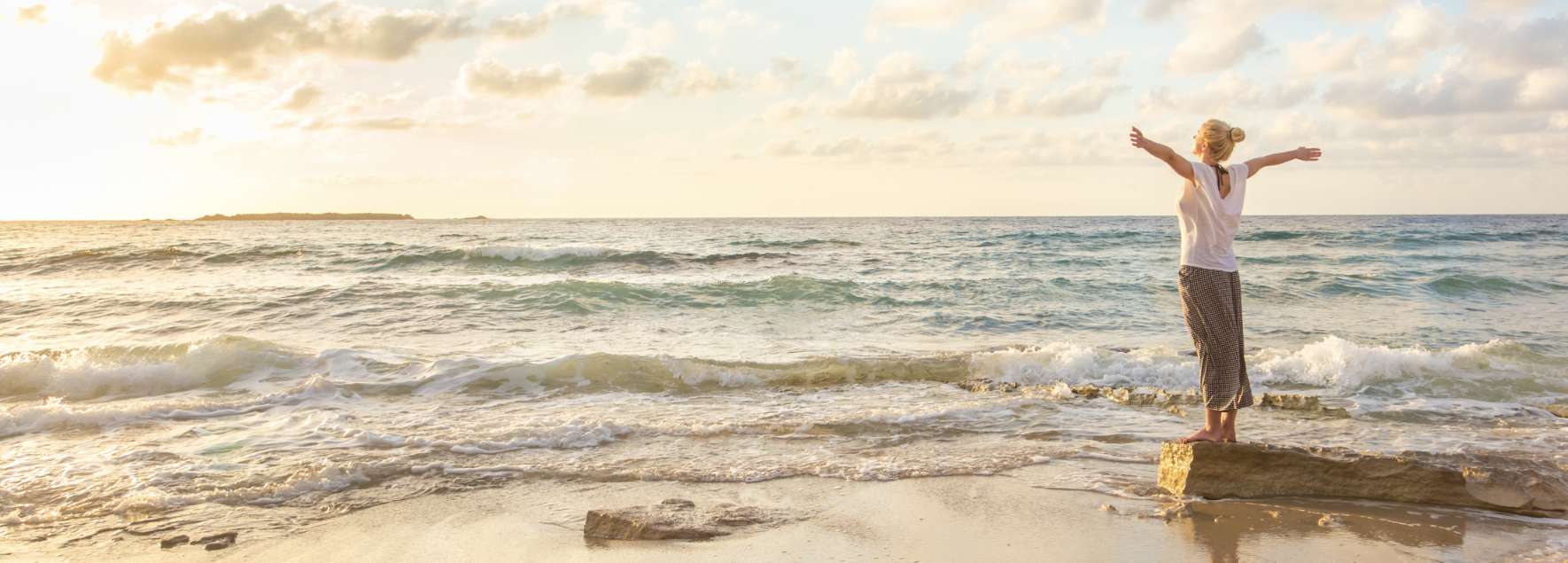 background-femme-plage